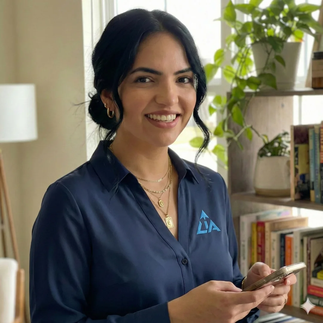 LÍA con identidad visual azul y teléfono en mano